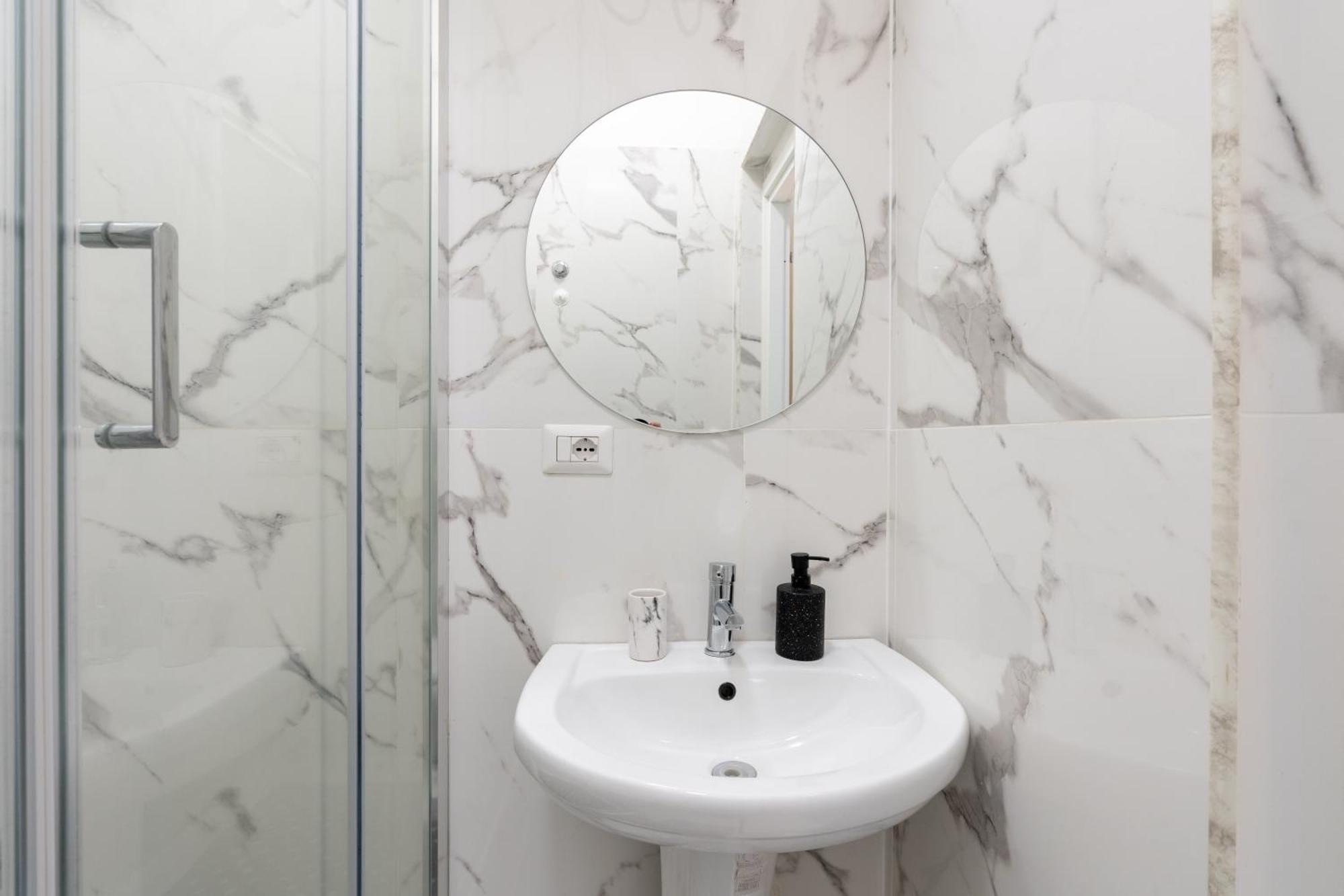 Amazing Apartment Near To Colosseo And Subway Рим Екстер'єр фото